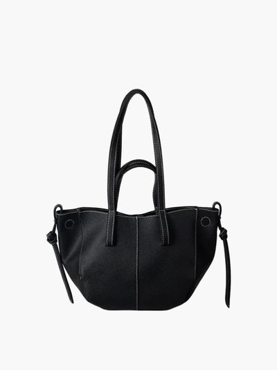 Braune Schultertasche für Damen – modernes Design mit Bindeelementen
