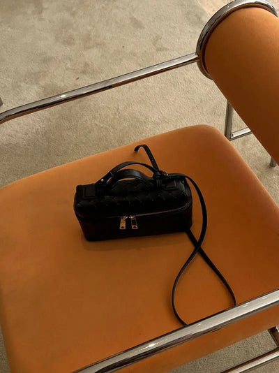 Kompakte Umhängetasche mit geflochtenem Lederdesign