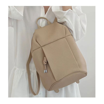 Minimalistischer Lederrucksack mit modernem Knoten-Detail
